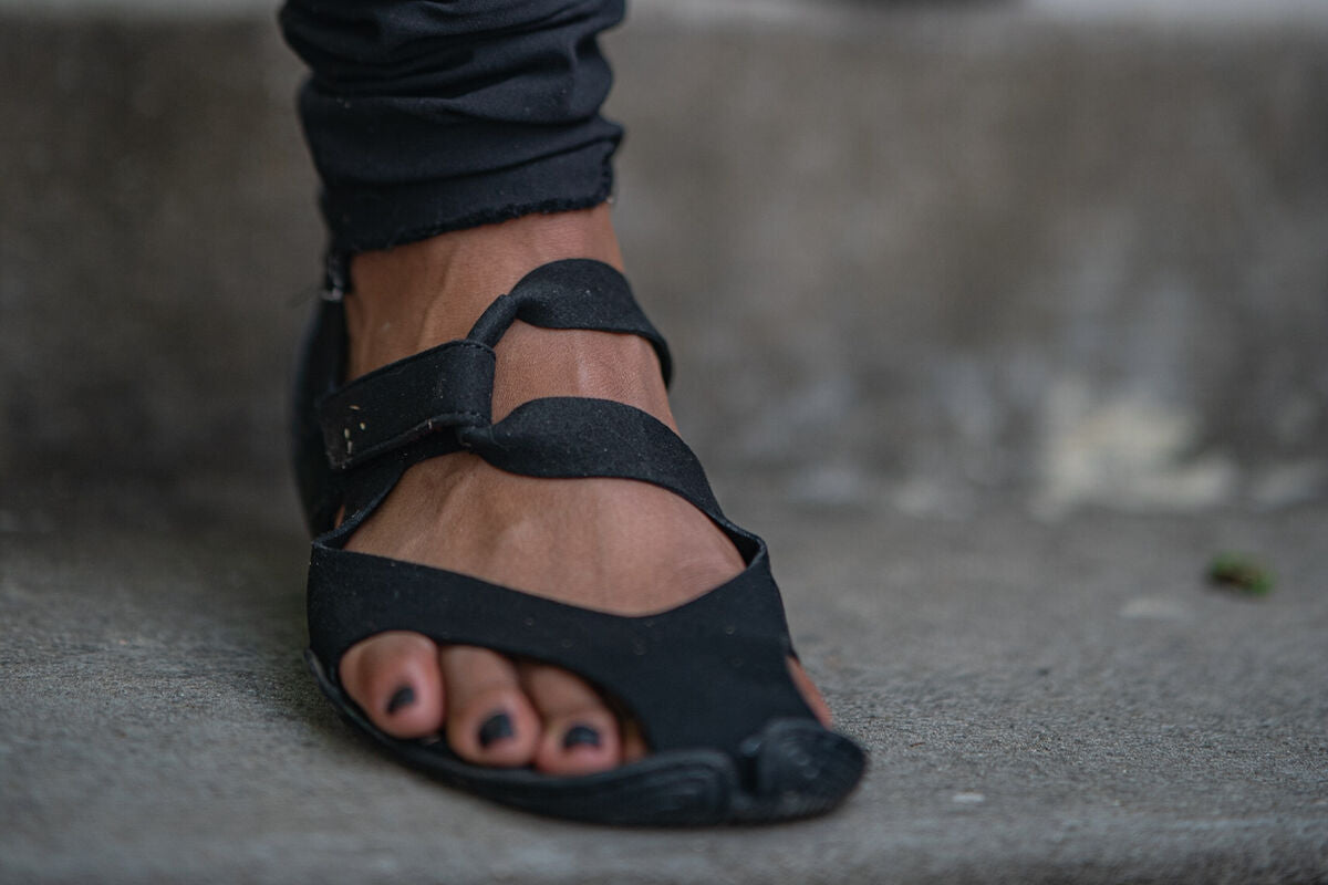 Wildling Feder Onyx sandali neri vegan leggeri