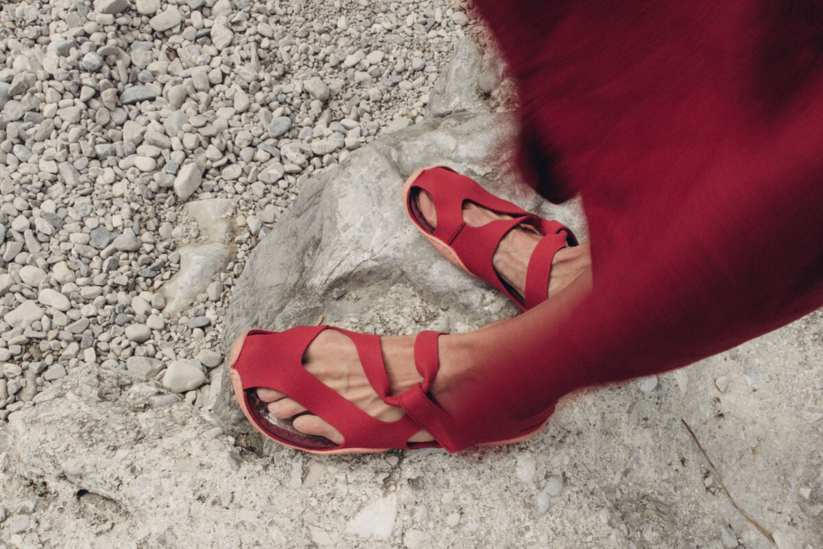 Wildling Feder Salsa sandalo rosso vegan leggero