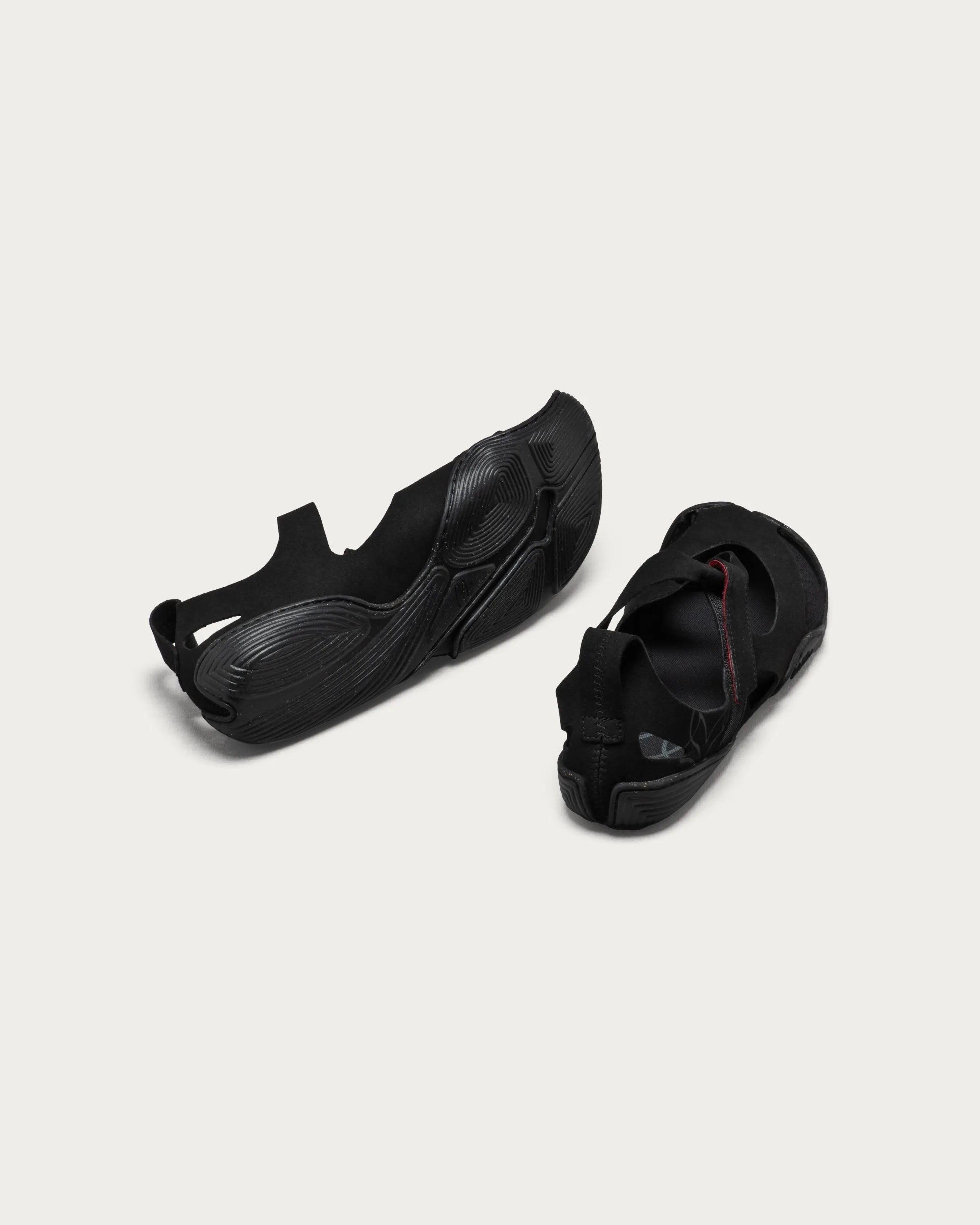 Wildling Feder Onyx sandali neri vegan leggeri